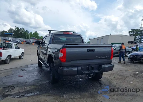 2018 Toyota Tundra Limited 5.7L V8 z USA, uszkodzony, nr VIN 5TFFY5F16JX230635